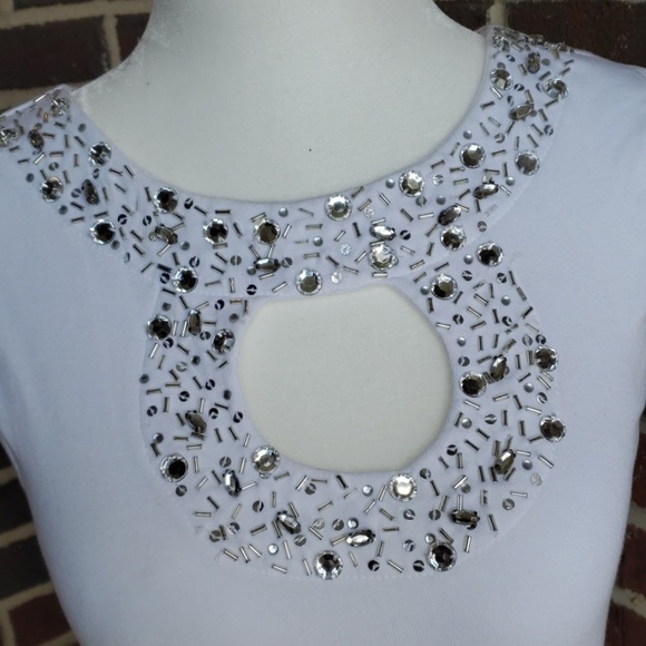 White Embellished Keyhole Sleeveless Tank Top - Picture 2 of 6